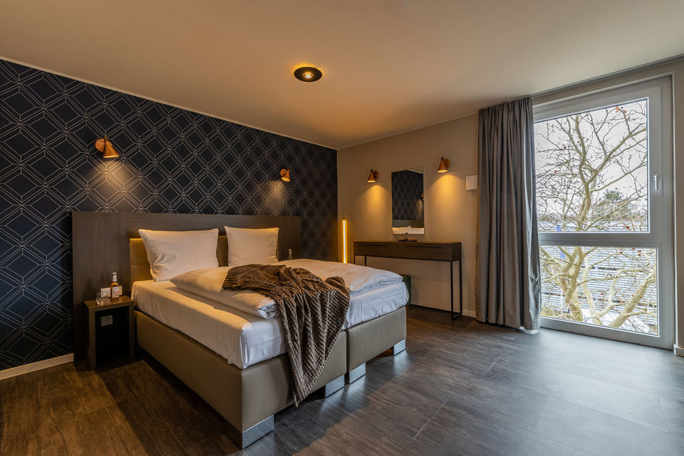 Serviced apartment, bedroom 1 with designer headboard in München Aschheim-Dornach