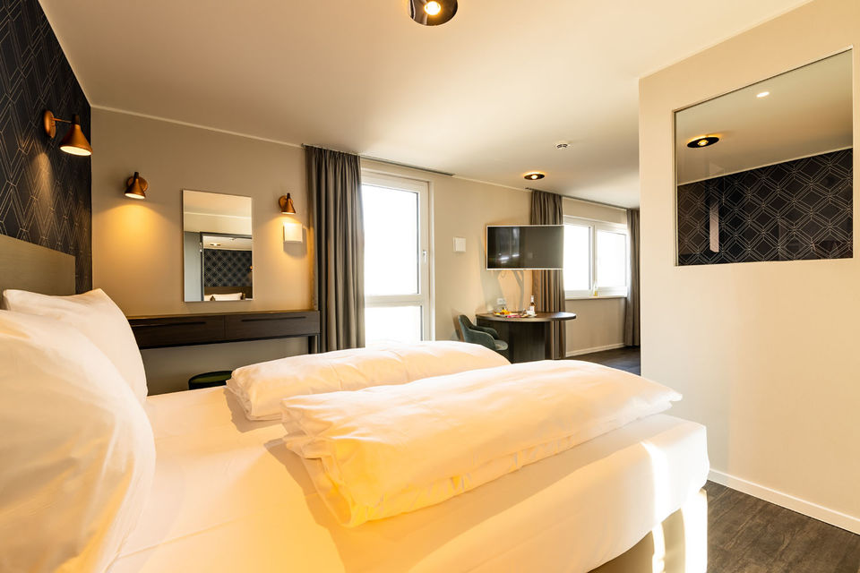 Serviced apartment, bedroom with modern design bed in München Aschheim-Dornach