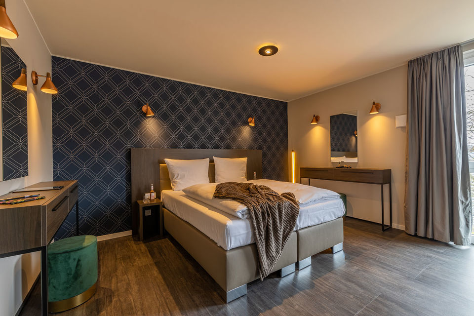 Serviced apartment, bedroom with dark accent wall in München Aschheim-Dornach