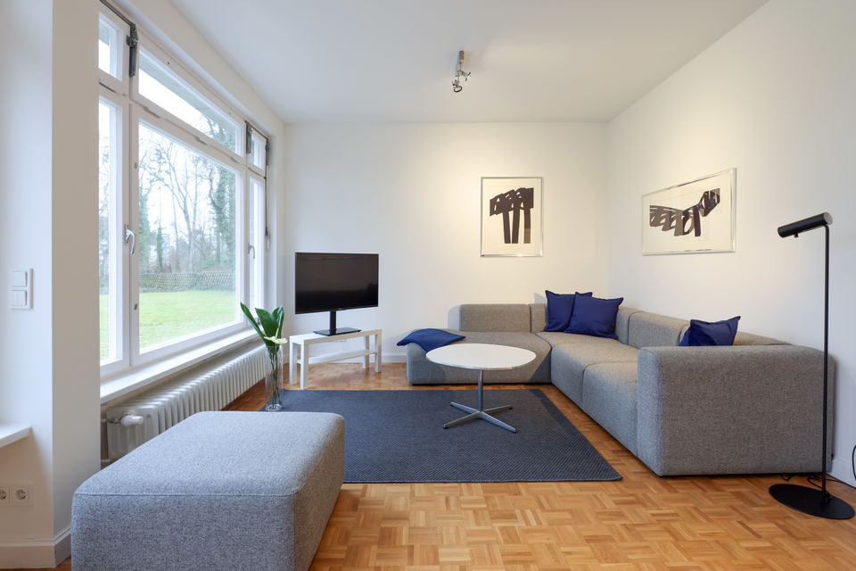 Möbliertes Haus, Wohnzimmer mit großzügigen Fenstern in Berlin Zehlendorf