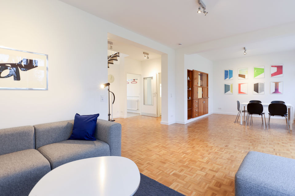 Möbliertes Haus, Wohnzimmer mit moderner Designereinrichtung in Berlin Zehlendorf