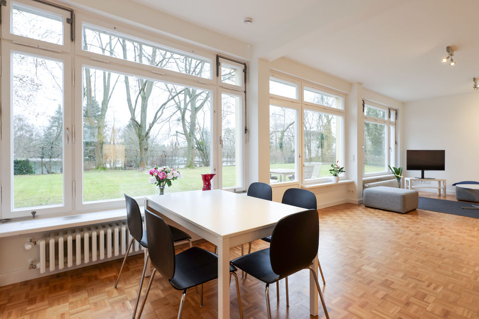 Möbliertes Haus, Esszimmer mit großflächigen Fensterfront in Berlin Zehlendorf