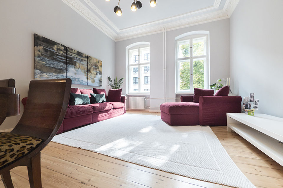 Möblierte Wohnung, Wohnzimmer mit Burgunderrotem Sofa in Berlin Kreuzberg