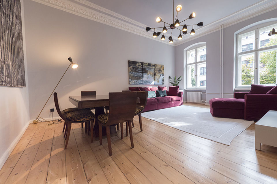 Möblierte Wohnung, Wohnzimmer mit Designermöbeln in Berlin Kreuzberg