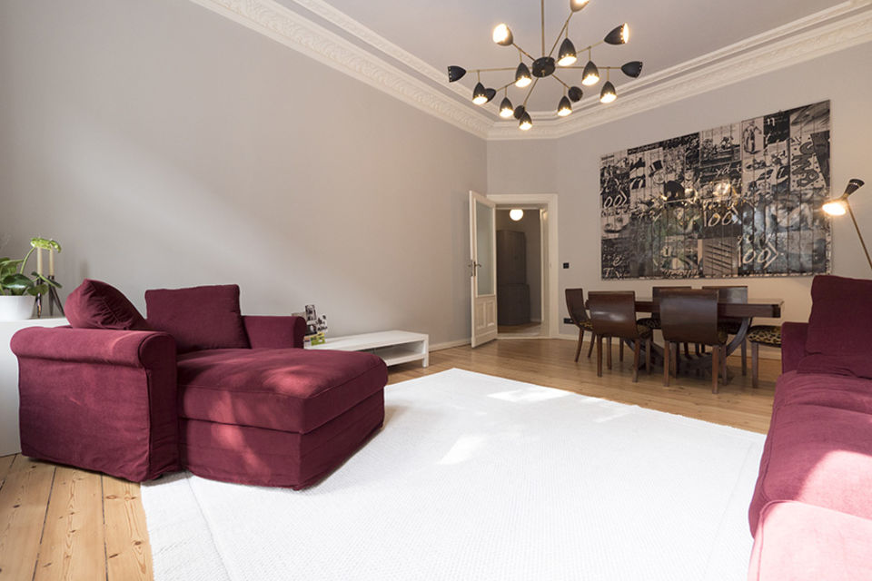Möblierte Wohnung, Wohnzimmer mit Samtsofa in Berlin Kreuzberg