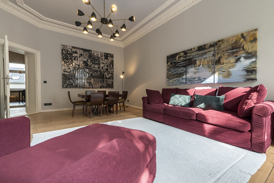 Möblierte Wohnung, Wohnzimmer mit Burgunderrotem Sofa in Berlin Kreuzberg