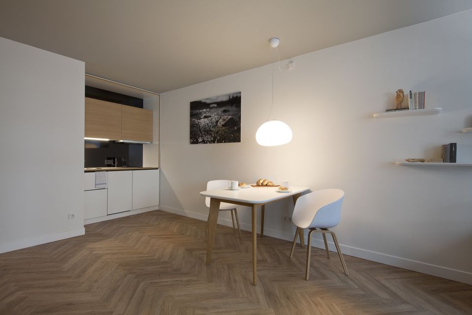 Serviced apartment, kitchen with dining table in München Schwabing