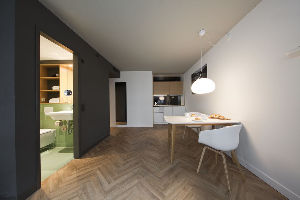 Serviced apartment, dining room with herringbone parquet flooring in Munich Schwabing