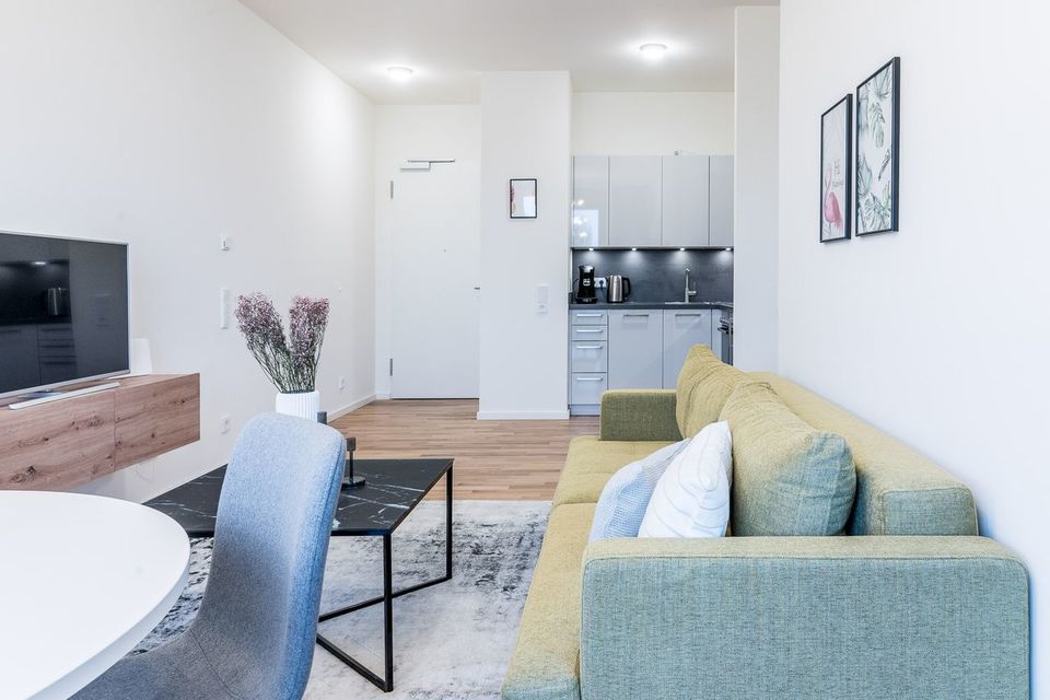 Möblierte Wohnung, Wohnzimmer mit offener Küche in Berlin Mitte