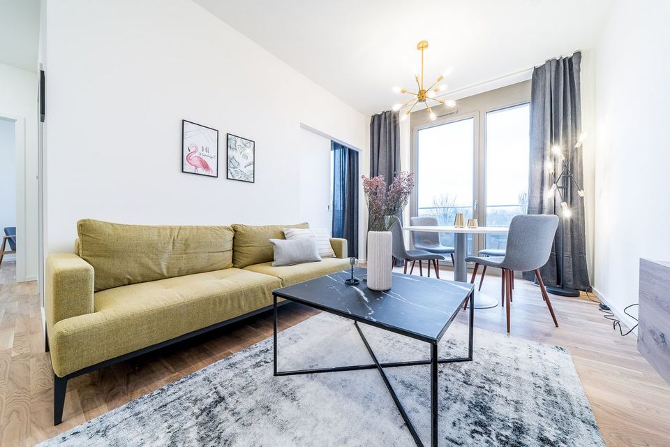 Möblierte Wohnung, Wohnzimmer mit Balkonzugang in Berlin Mitte