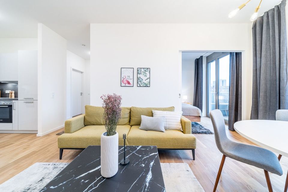 Möblierte Wohnung, Wohnzimmer mit Balkonzugang in Berlin Mitte