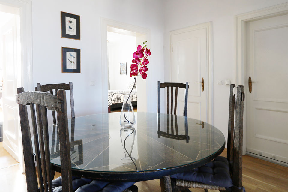 Furnished apartment, dining room with round dining table in Berlin Friedrichshain