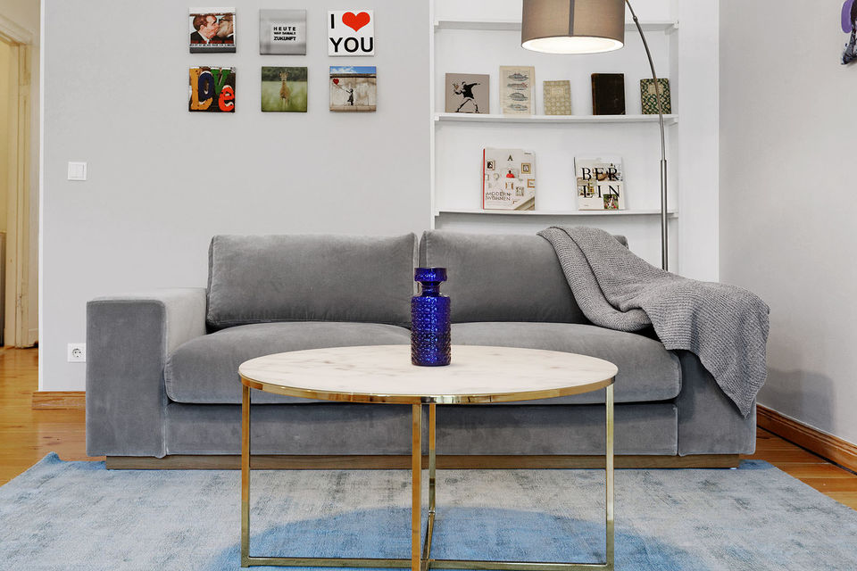 Möblierte Wohnung, Wohnzimmer mit grauem Sofa in Berlin Mitte