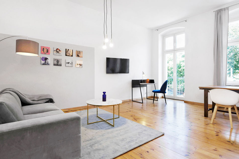 Möblierte Wohnung, Wohnzimmer mit Holzparkett in Berlin Mitte