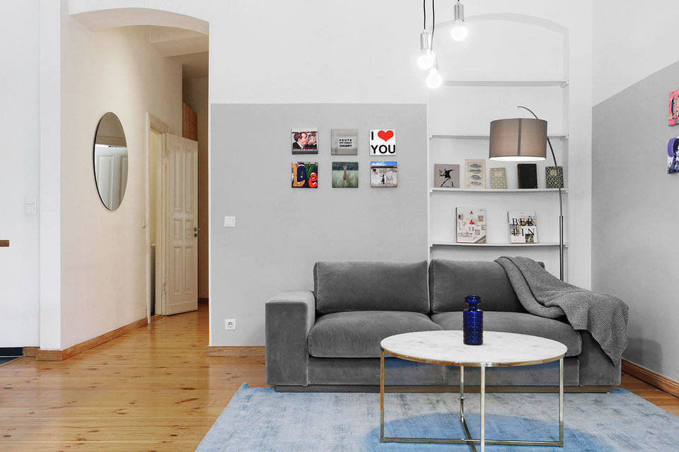Möblierte Wohnung, Wohnzimmer mit Wandregalen in Berlin Mitte