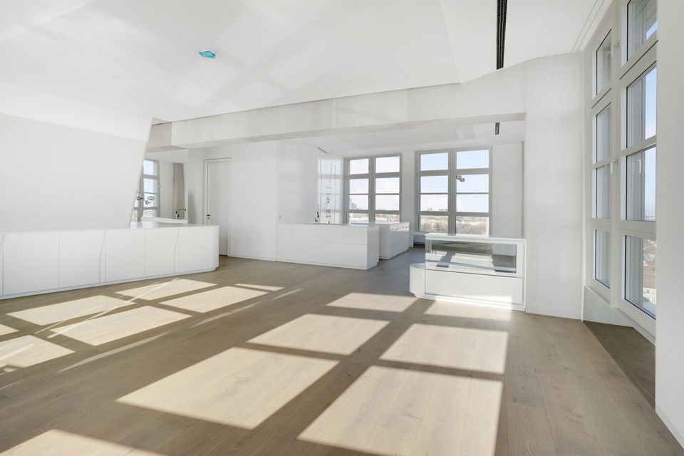 Wohnung, Wohnzimmer mit Panoramafenstern in Berlin Charlottenburg