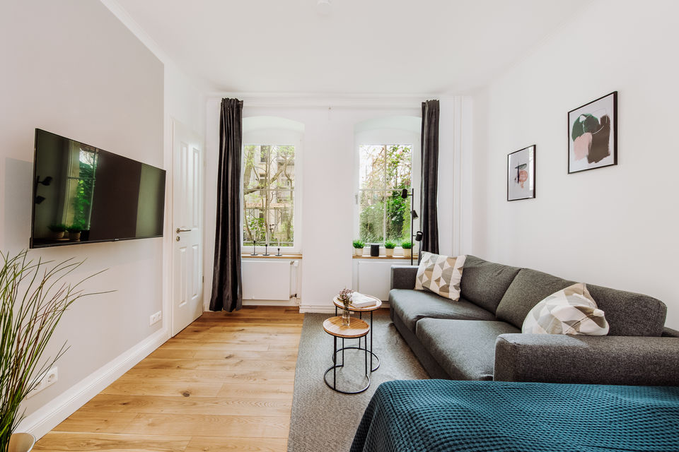 Möblierte Wohnung, Wohnzimmer mit Balkonzugang in Berlin Friedrichshain