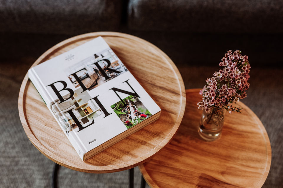 Möblierte Wohnung, Wohnzimmer mit Couchtisch aus Holz in Berlin Friedrichshain