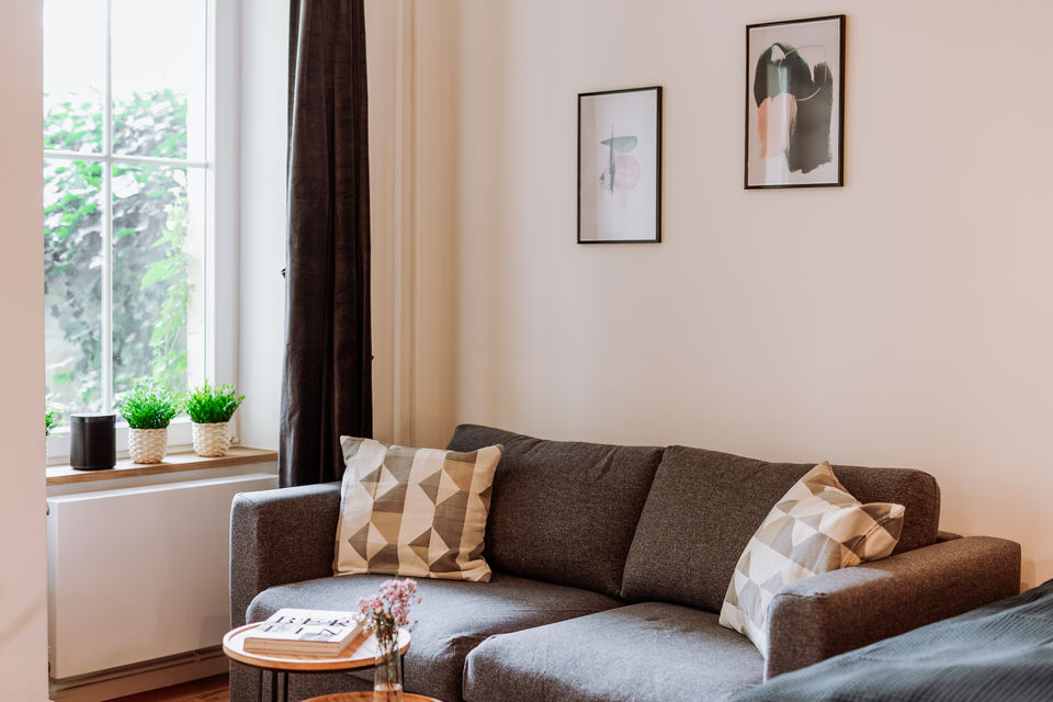 Möblierte Wohnung, Wohnzimmer mit Fensterbank in Berlin Friedrichshain