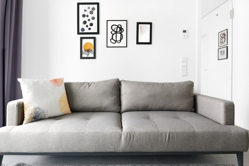 Möblierte Wohnung, Wohnzimmer mit grauem Sofa in Frankfurt Innenstadt