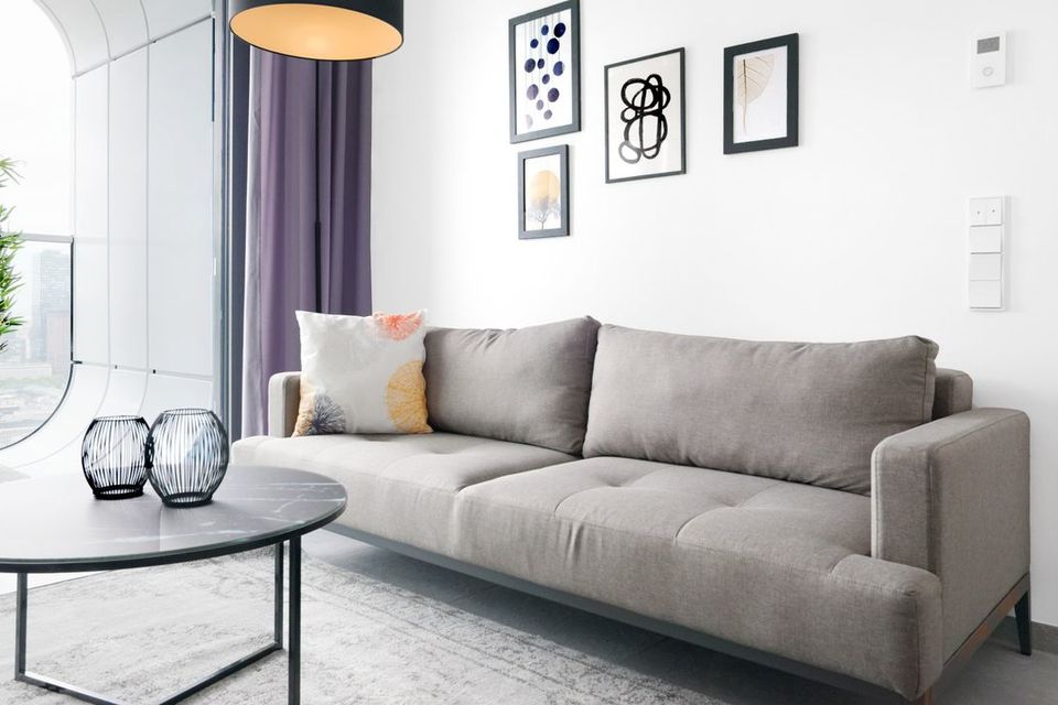 Möblierte Wohnung, Wohnzimmer mit grauem Sofa in Frankfurt Innenstadt