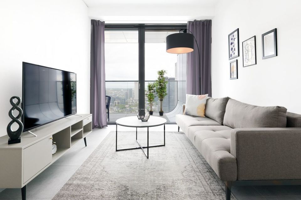 Möblierte Wohnung, Wohnzimmer mit Panoramafenstern in Frankfurt Innenstadt