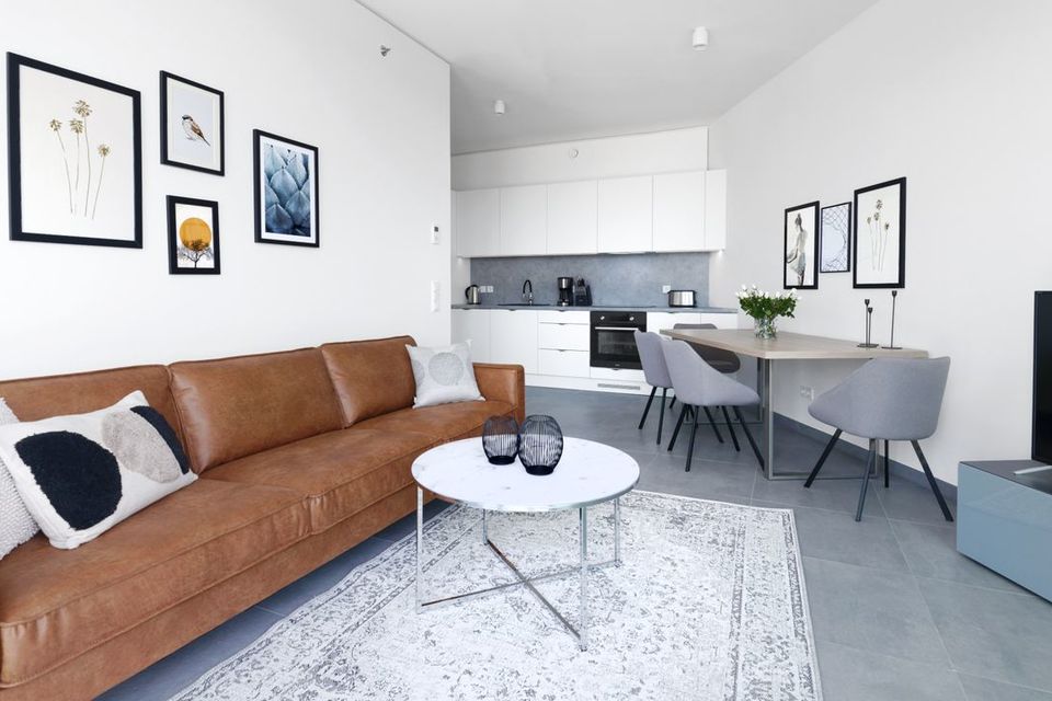 Möblierte Wohnung, Wohnzimmer mit Ledersofa in Frankfurt Innenstadt