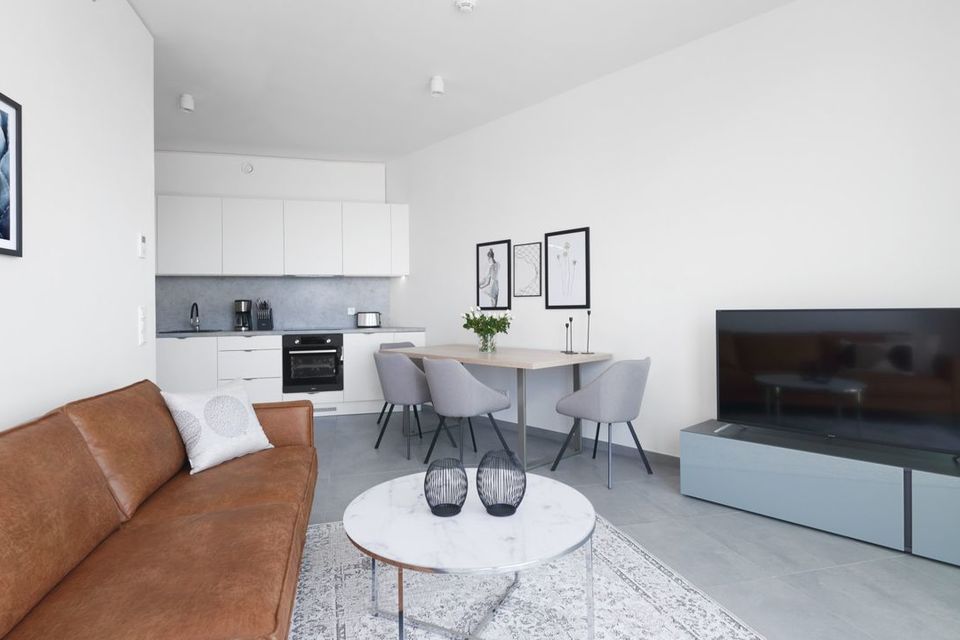 Möblierte Wohnung, Wohnzimmer mit offener Küche in Frankfurt Innenstadt