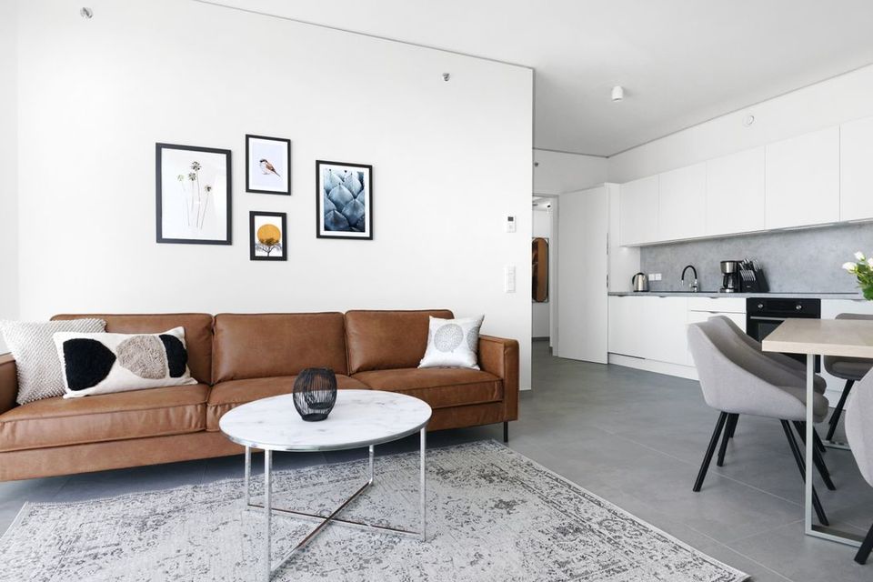 Möblierte Wohnung, Wohnzimmer mit Ledersofa in Frankfurt Innenstadt