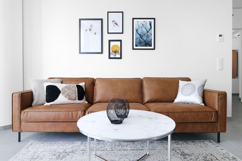 Möblierte Wohnung, Wohnzimmer mit Ledersofa in Frankfurt Innenstadt