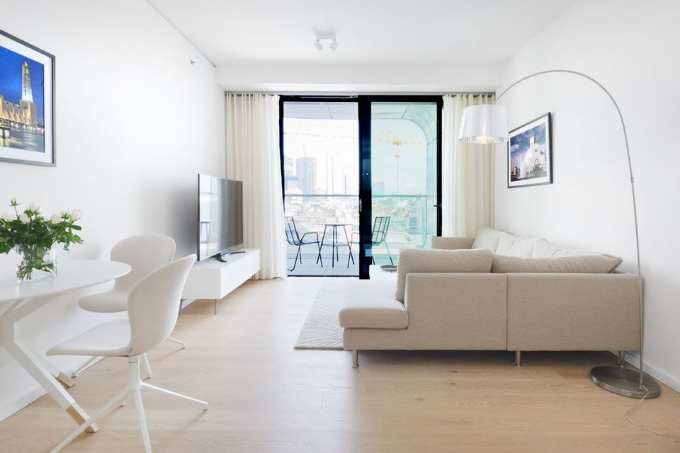 Furnished apartment, living room with balcony view in Frankfurt Innenstadt