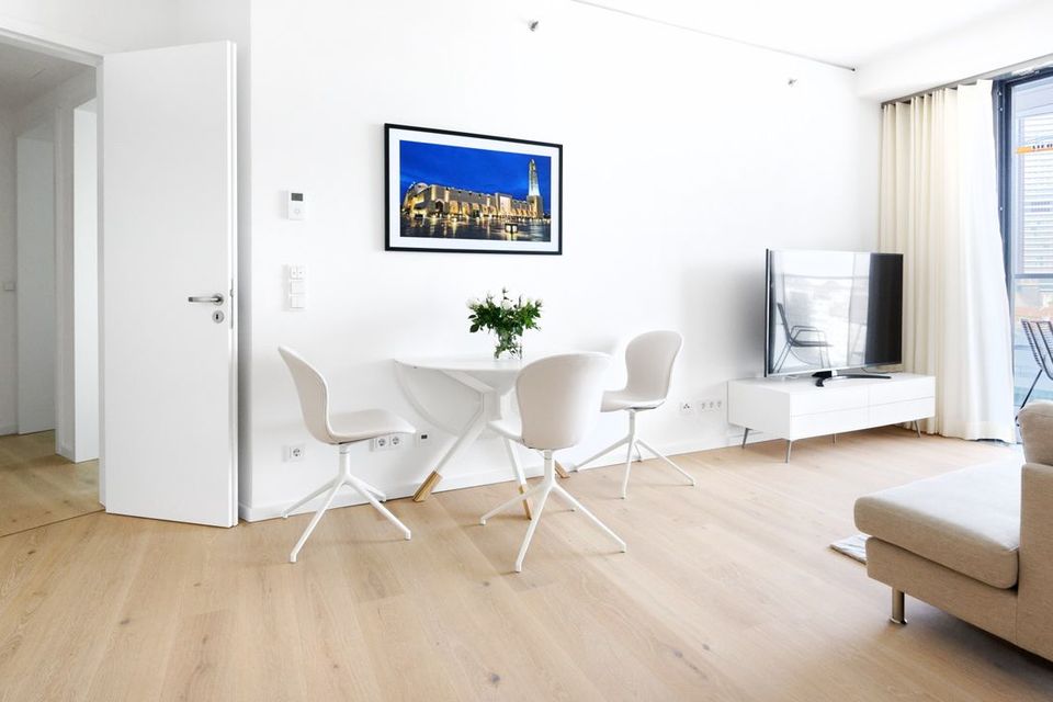 Furnished apartment, living room with dining table in Frankfurt Innenstadt