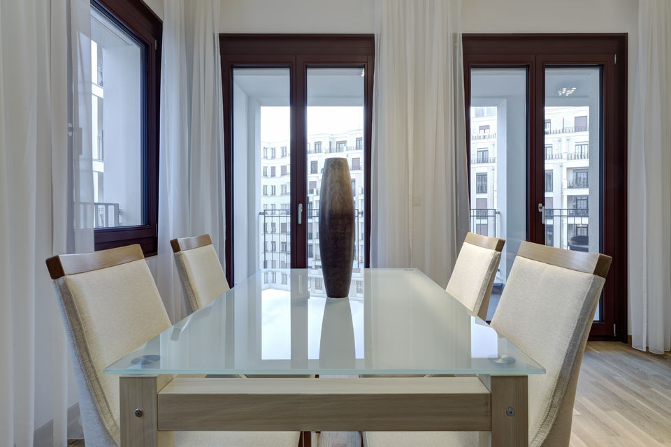 Möblierte Wohnung, Esszimmer mit Panoramafenstern in Berlin Mitte