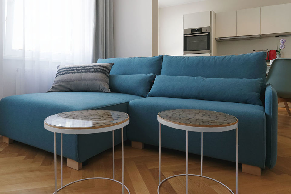 Möblierte Wohnung, Wohnzimmer mit blauem Ecksofa in Berlin Mitte