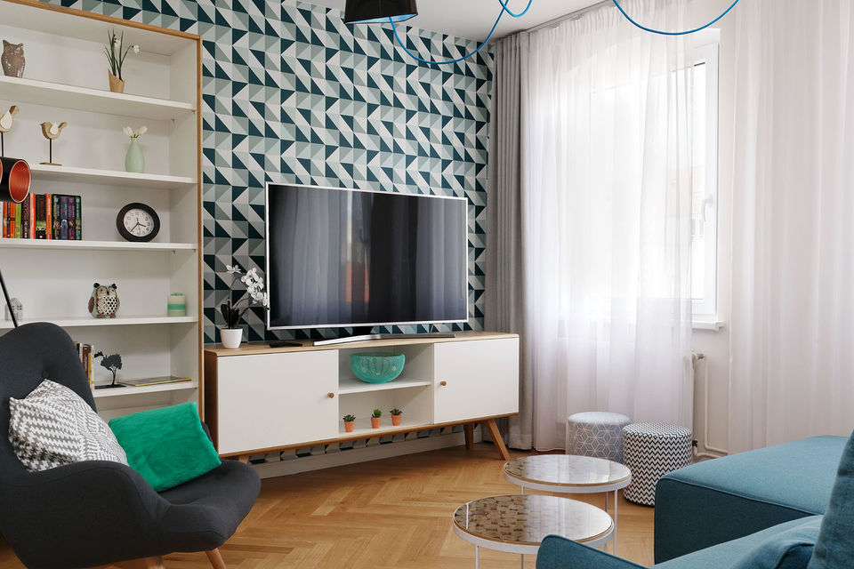 Möblierte Wohnung, Wohnzimmer mit geometrischem Akzentwand-Design in Berlin Mitte