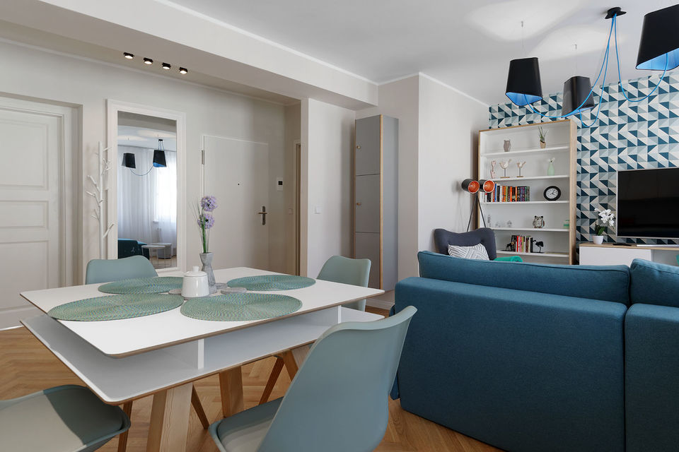 Möblierte Wohnung, Wohnzimmer mit moderner Essecke in Berlin Mitte