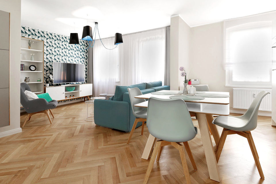 Möblierte Wohnung, Wohnzimmer mit Fischgrät-Parkettboden in Berlin Mitte