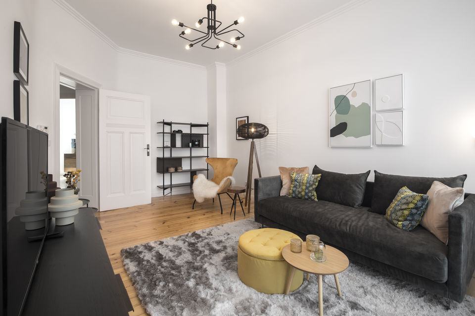 Möblierte Wohnung, Wohnzimmer mit schwarzem Sofa in Berlin Charlottenburg