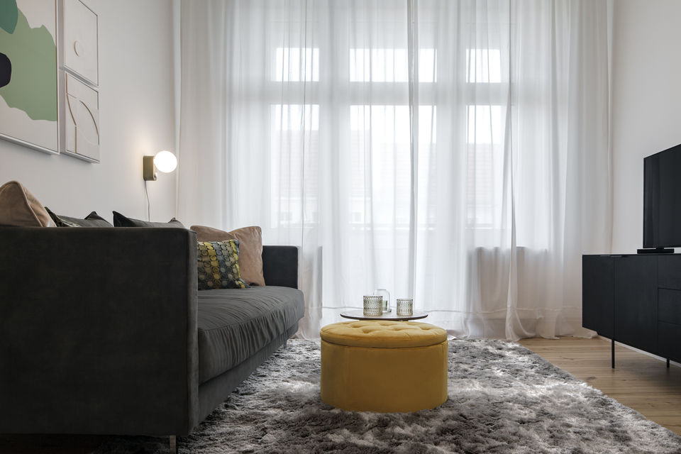 Möblierte Wohnung, Wohnzimmer mit Panoramafenstern in Berlin Charlottenburg