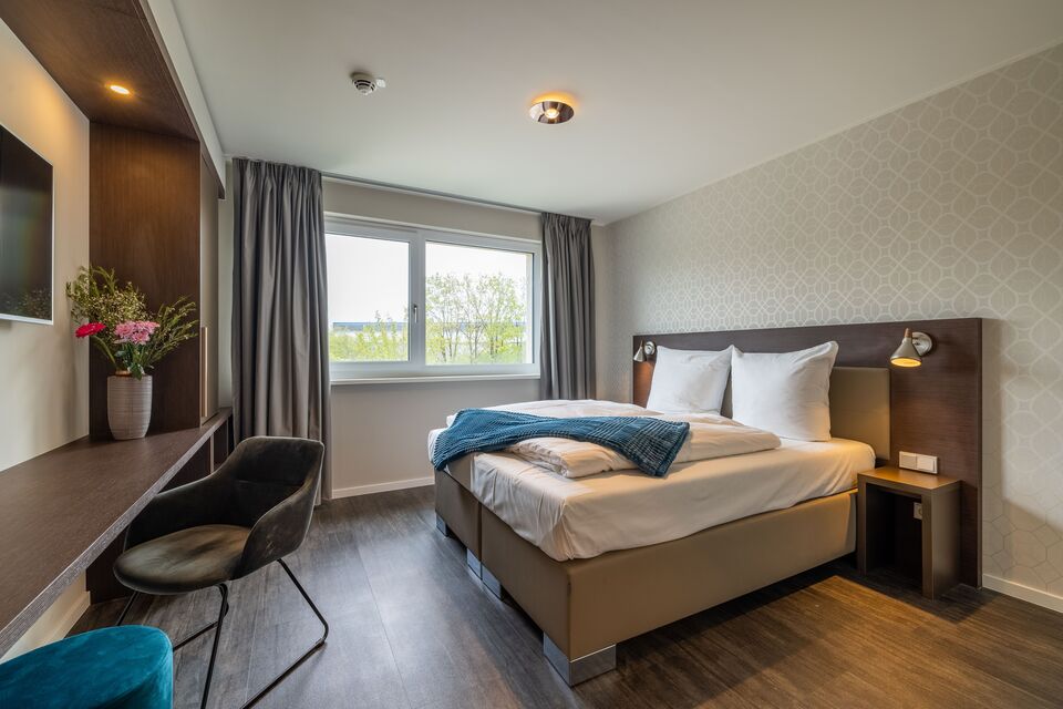 Serviced Apartment, Schlafzimmer mit Panoramafenster in München Trudering