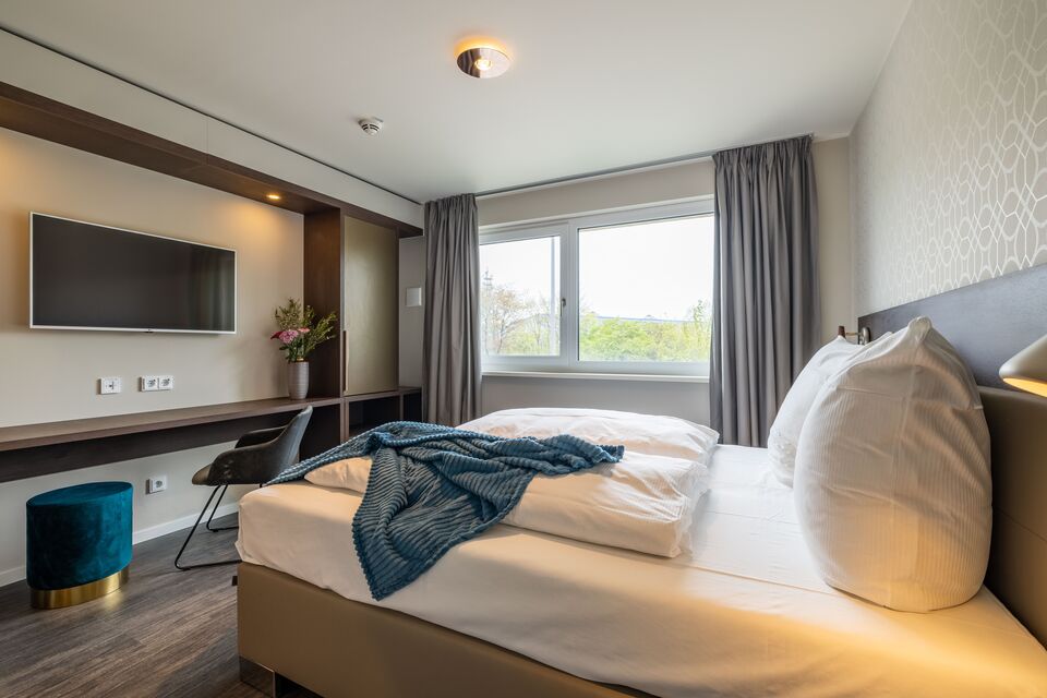 Serviced Apartment, Schlafzimmer 1 mit Flachbildschirm in München Trudering