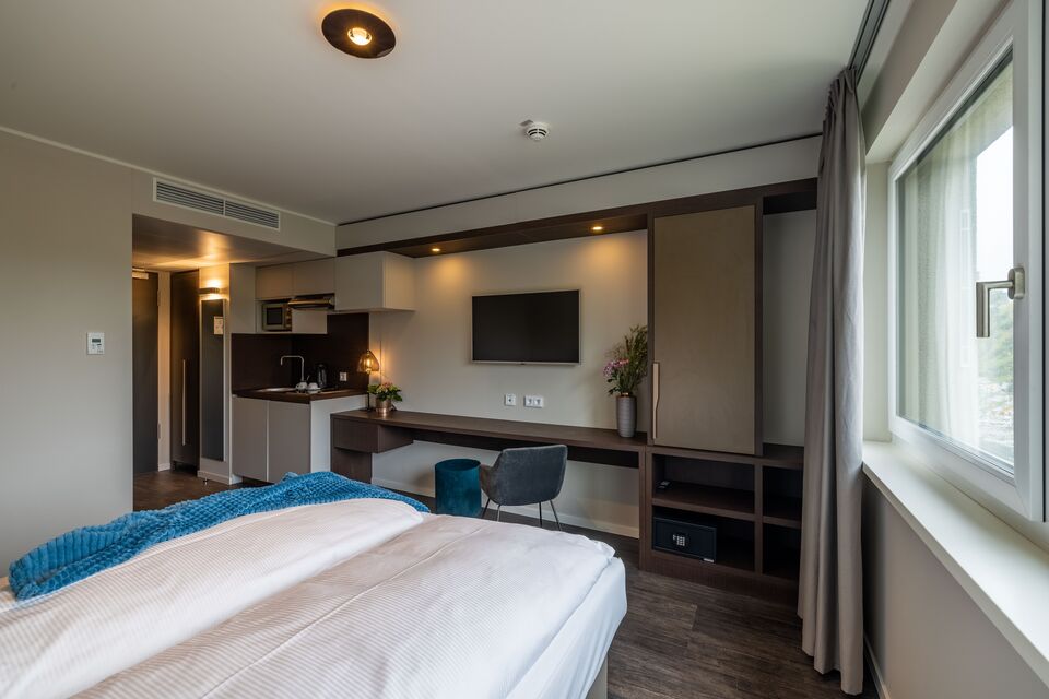 Serviced Apartment, Schlafzimmer mit integriertem Arbeitsbereich in München Trudering