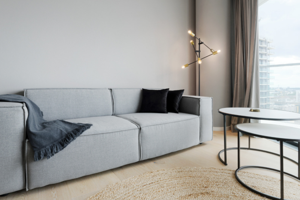 Möblierte Wohnung, Wohnzimmer mit modularem Sofa in Frankfurt Innenstadt