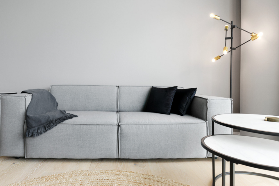 Möblierte Wohnung, Wohnzimmer mit modularem Sofa in Frankfurt Innenstadt