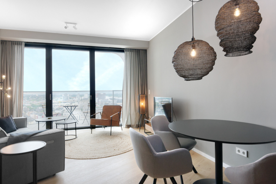 Möblierte Wohnung, Wohnzimmer mit Panoramafenstern in Frankfurt Innenstadt