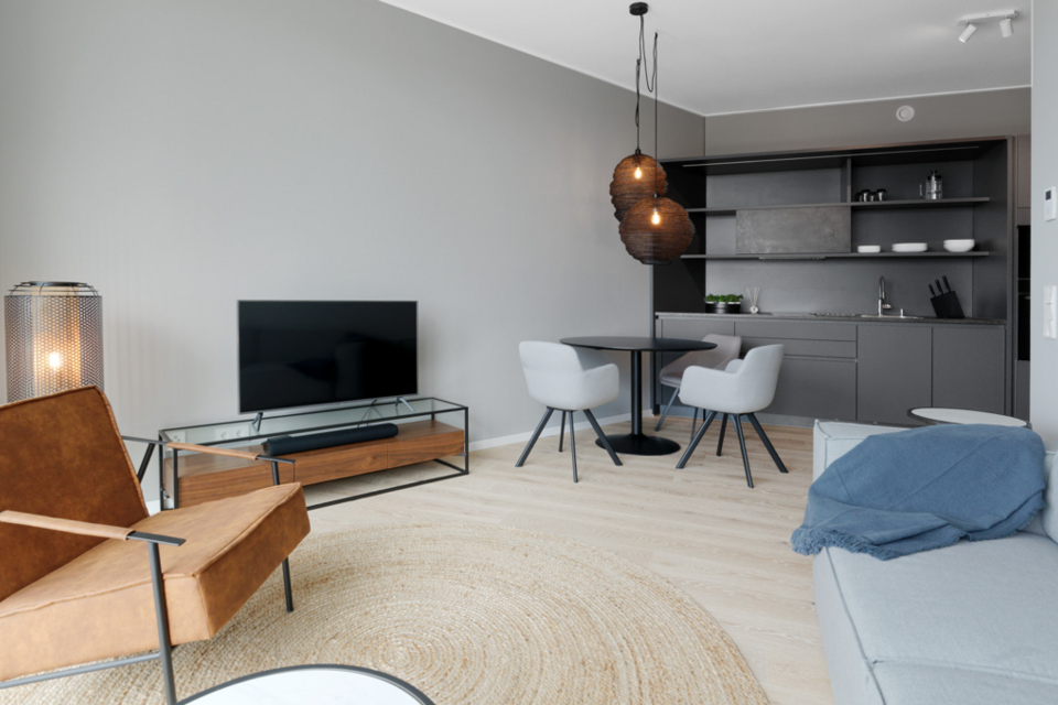 Möblierte Wohnung, Wohnzimmer mit integriertem Arbeitsbereich in Frankfurt Innenstadt