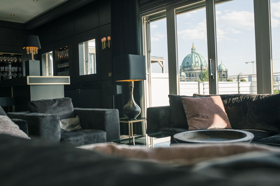 Möblierte Wohnung, Wohnzimmer mit Domblick in Berlin Mitte