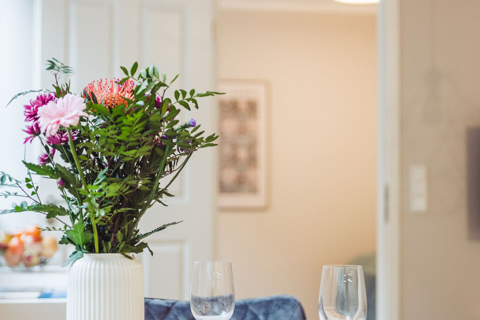 Furnished apartment, dining room with flower arrangement in Berlin Prenzlauer Berg