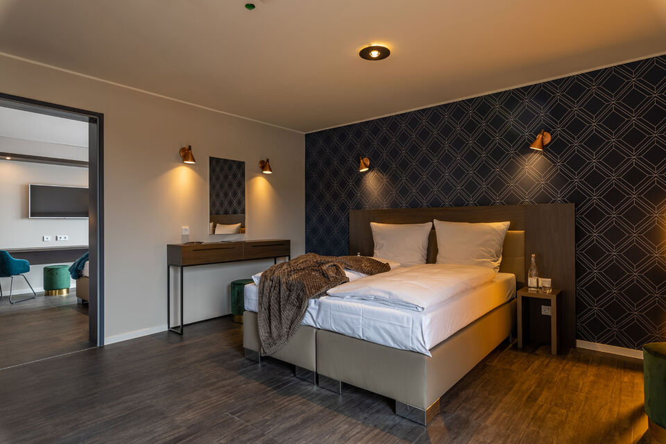 Serviced apartment, bedroom with designer wallpaper in München Aschheim-Dornach