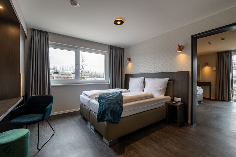 Serviced apartment, bedroom 1 with panoramic windows in München Aschheim-Dornach